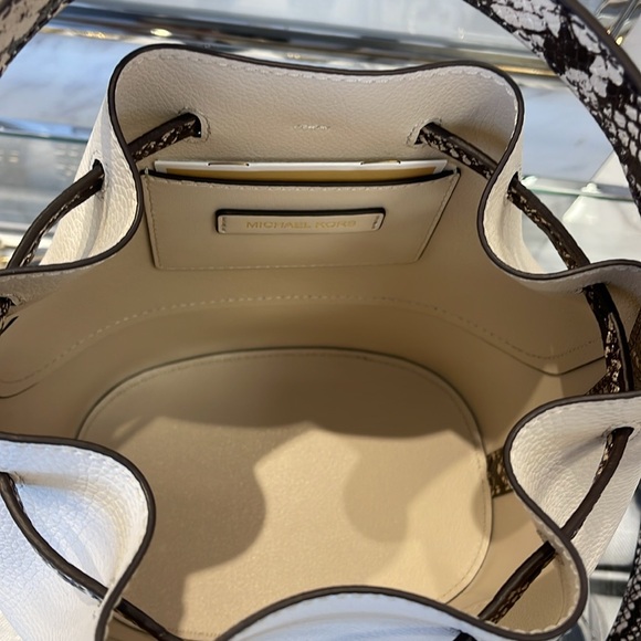 MICHAEL KORS 
Reed Md Pebbled Leather Belted Bucket Messenger Satchel Crossbody - Picture 10 of 16